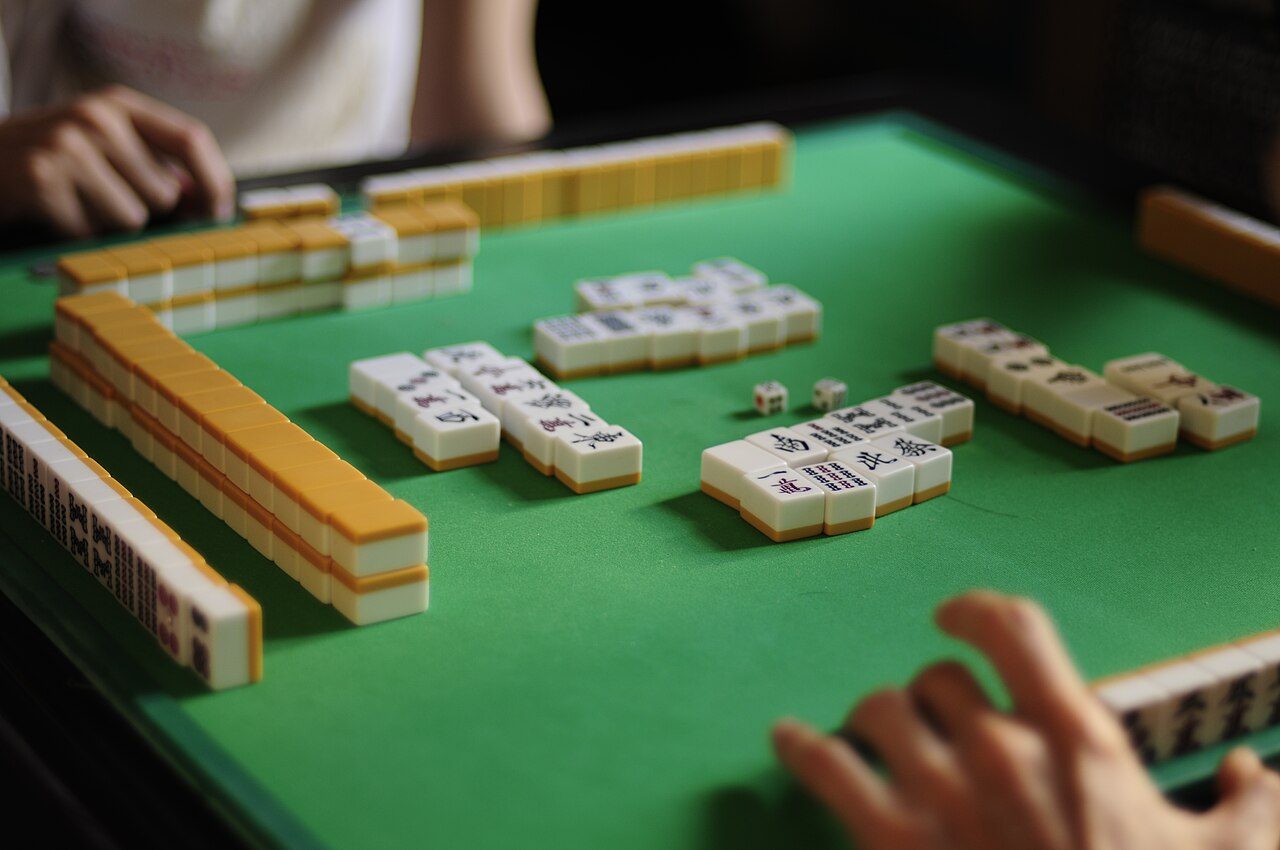 Mesa de Mahjong durante una partida, con los muros y las fichas descartadas