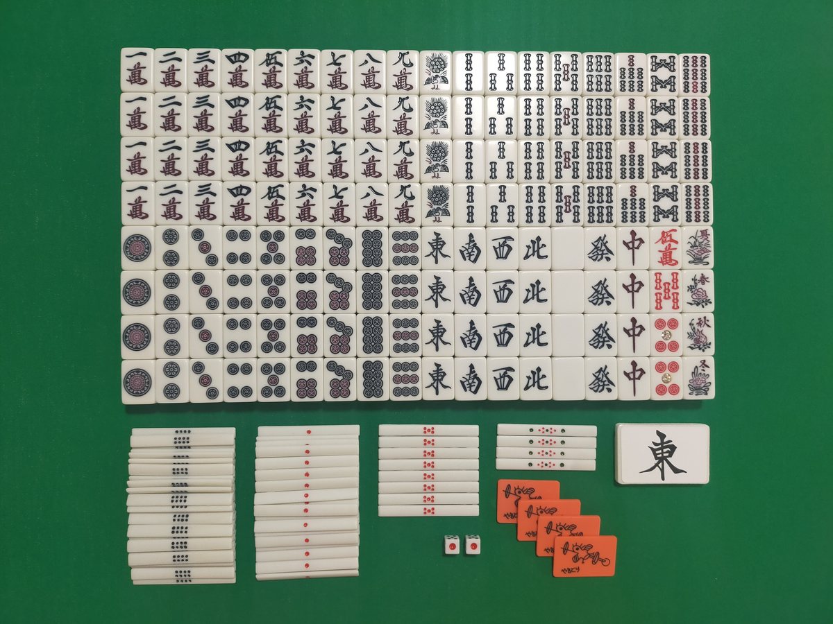 Un juego completo de Riichi: cuatro copias de cada ficha, con los palos de puntos y los dados
